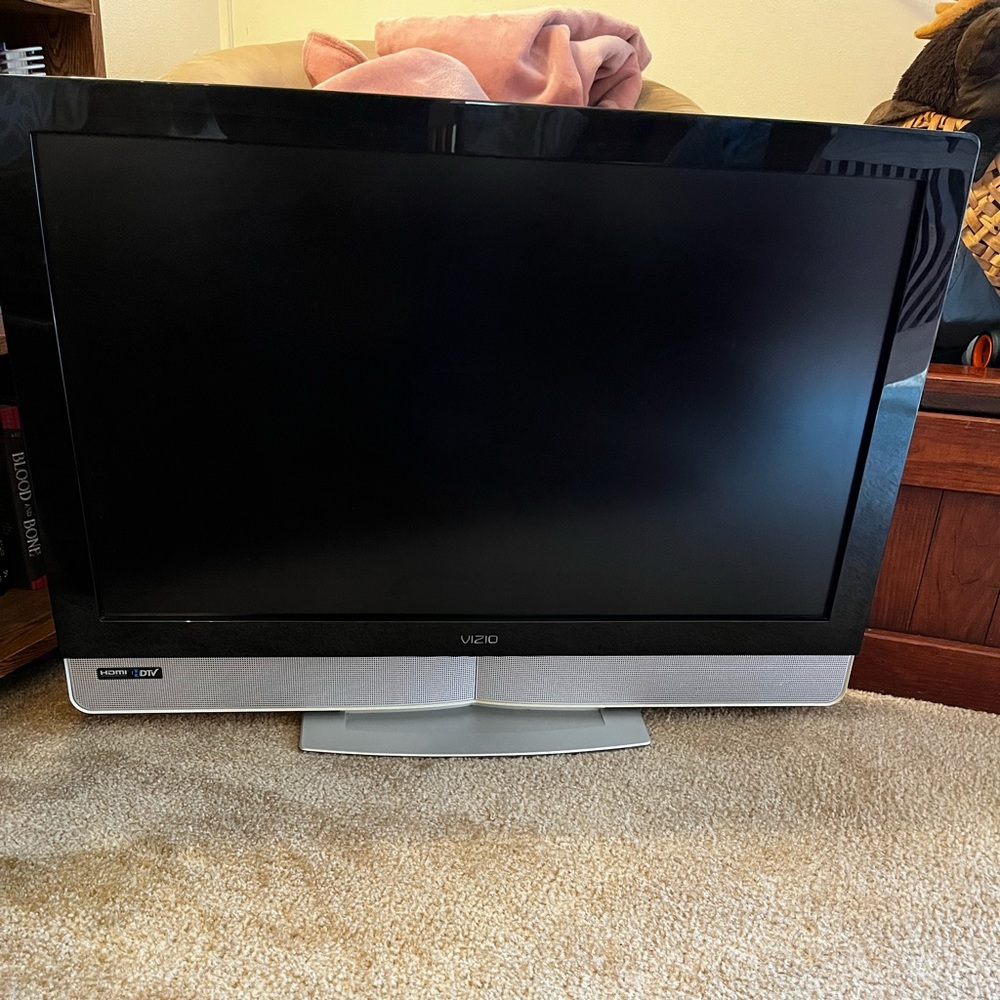 Vizio 40 inch tv. Nothing wrong with it. Great picture for how old it is